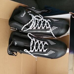 VIC HOCKEY men's hockey skates. Size 7 (style H11) black and white